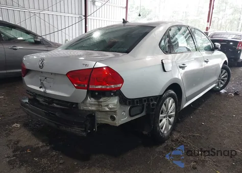 2014 Volkswagen Passat 1.8T Wolfsburg Edition z USA, uszkodzony, nr VIN 1VWAT7A33EC104563